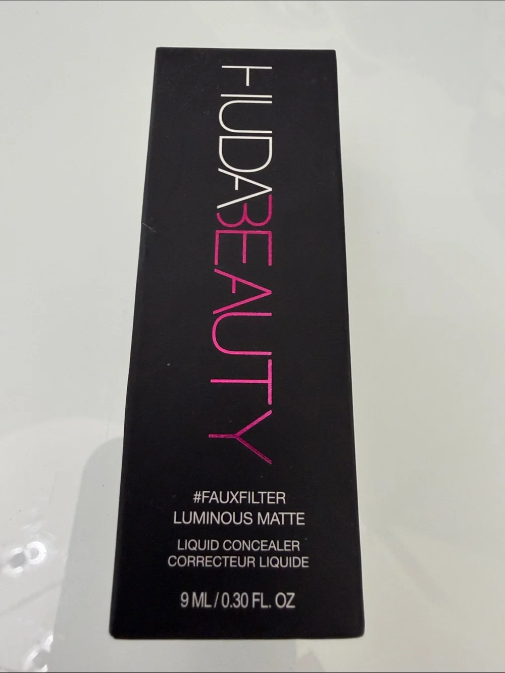 HUDA BEAUTY Faux Filter Luminous Matte concealer